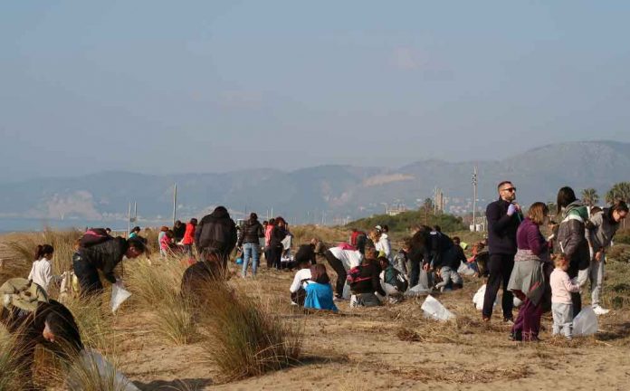 200 persones es troben per netejar les dunes