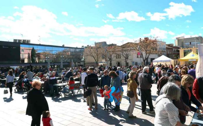 Assistència massiva a la I Calçotada Popular de Gavà
