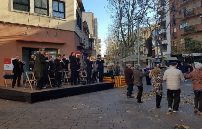 Flama i Caliu suspèn les sardanes