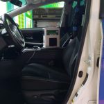 Un cotxe de la Policia Municipal de Gavà, a punt de passar la desinfecció amb ozó