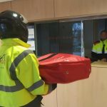 Repartint pizzes a la comissaria dels Mossos d’Esquadra de Gavà