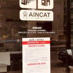 Cartell explicatiu del tancament de l’oficina d’Aincat