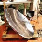 Un veí de Gavà utilitza energia solar i una antena parabòlica per cuinar