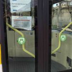 El passatge no pot entrar per la porta davantera dels autobusos.