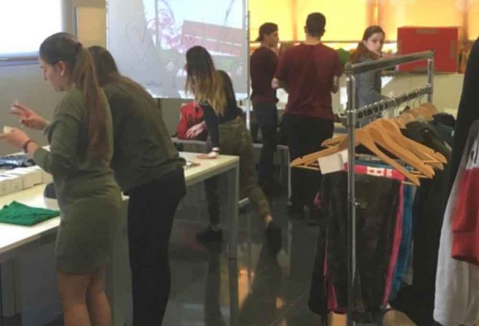 Totes les classes es fan al Casal Municipal de Can Tintorer, excepte la part d’ofici de fabricació mecànica que es fa l’Institut El Calamot