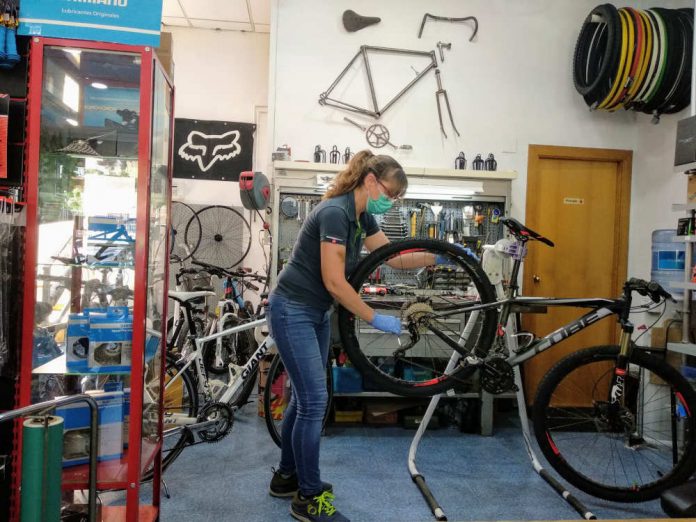 Montse Salas, aquest matí en el seu taller de reparació de bicicletes bicicletes