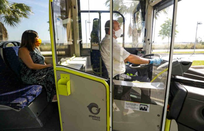 Mampares als autobusos per minimitzar el risc de contagi
