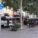 Els paradistes del mercat ambulant valoren positivament la seva nova ubicació