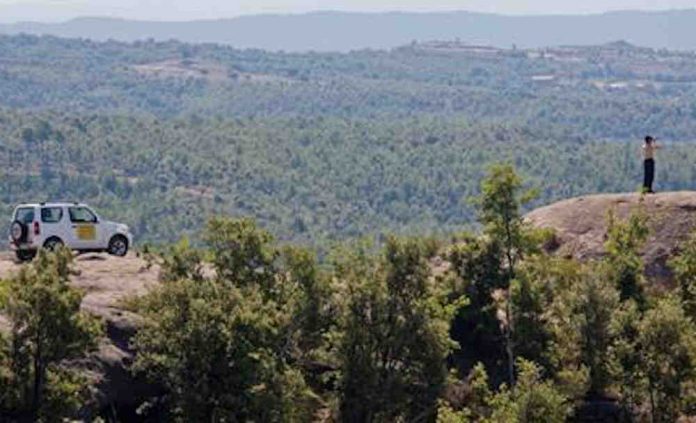 Una unitat mòbil recorre la zona forestal de Gavà