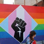 Alba Riba (dreta), davant el mural ja restaurat