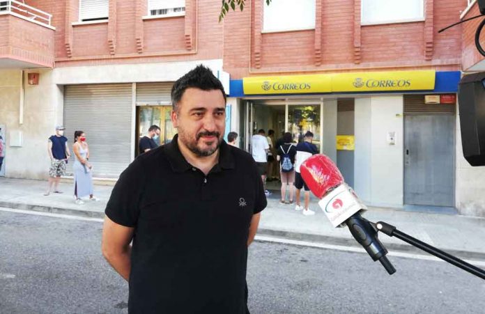 El tinent d'alcade Jordi Tort explica les demandes de l'Ajuntament davant l'Oficina de Correus