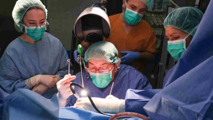 Ensayo clínico de una cirugía para el cáncer de recto bajo