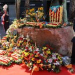 Ofrenes florals davant el monument als Màrtirs del Setge de 1714