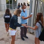 La directora del centre, aquest matí en una de les entrades d’alumnes