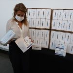 L’alcaldessa, inspeccionant les mascaretes aquest migdia