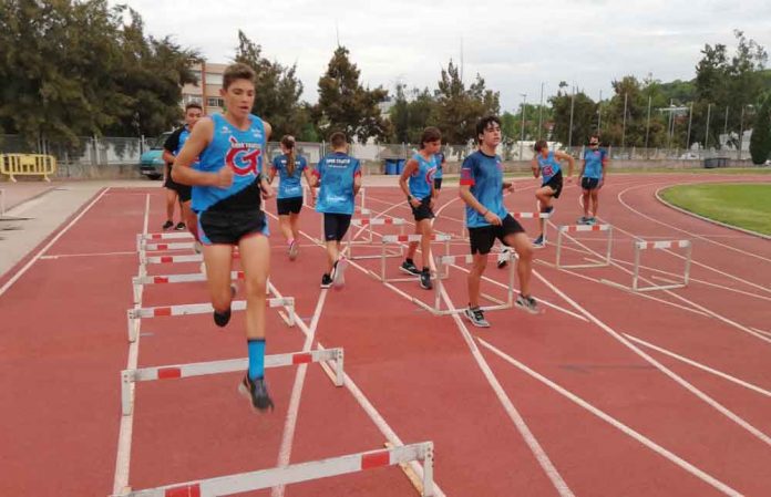 Entrenament del Triatló Gavà a l'estadi La Bòbila