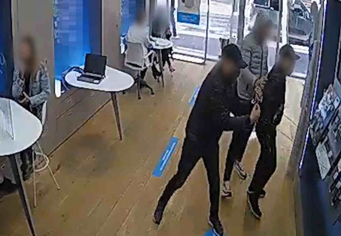 Mossos de Gavà i Sant Boi detenen 2 lladres de botigues de mòbils