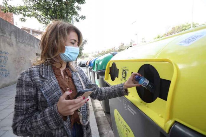 L'alcaldessa ha comprovat el funcionament del sistema de reciclatge digital