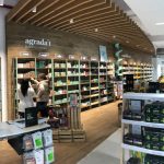 Interior de la Farmàcia de La rambla La Remei, d’on Daniel Muñoz és titular