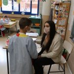 Una professora del Sagrat Cor amb la mascareta transparent, aquest matí