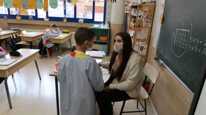 Una professora del Sagrat Cor amb la mascareta transparent, aquest matí mascaretes transparents