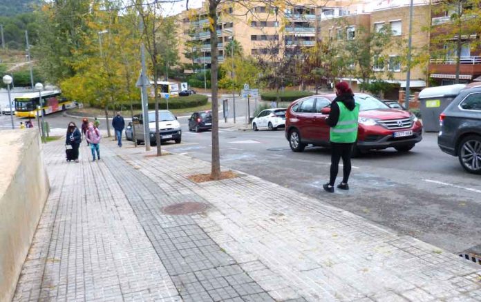 Una de les voluntàries en el col·legi Marcel·lí Moragas, divendres passat al matí voluntaris