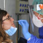 Presa de mostra en un test per detectar Covid-19