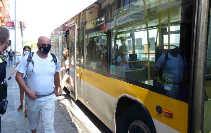 Cau a la meitat la demanda de transport públic