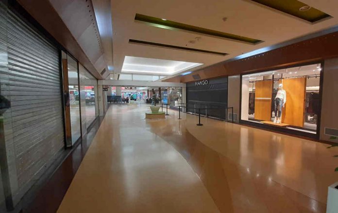 Centres comercials i botigues grans podran obrir entre setmana