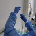 Una infermera del CAP Gavà-1, preparant ahir una dosis de la vacuna