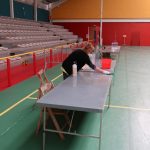 Una operària de PRESEC netejant una mesa electoral, aquest matí al Jacme March