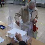 Un dels electors gavanencs més matiners, avui al col·legi Jacme March