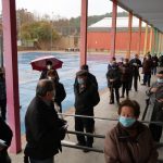 Primeres cues per votar, tot i la pluja que començava a caure