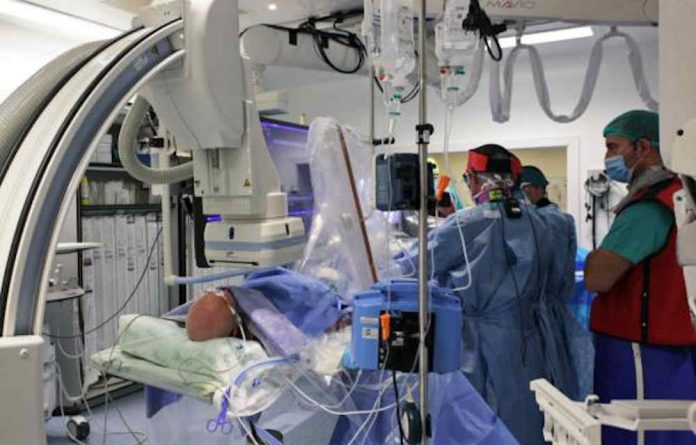 Operación pionera en el mundo en un corazón trasplantado