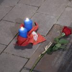 Dues espelmes sobre la placa que hi a la Rambla en record de Jordi Calatayud