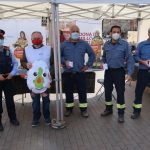 L’Associació de Donants de Sang del Baix Llobregat ha lliurat avui una tassa a representants del parc gavanenc