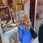Sánchez i Pañella, davant un dels aparadors decorats pel concurs
