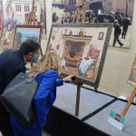 Sánchez i Pañella, davant una de les paneres artístiques de llavors exposades al Mercat del Centre