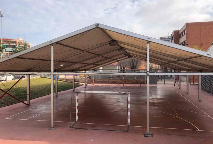 Es retira la carpa exterior del Jacme March