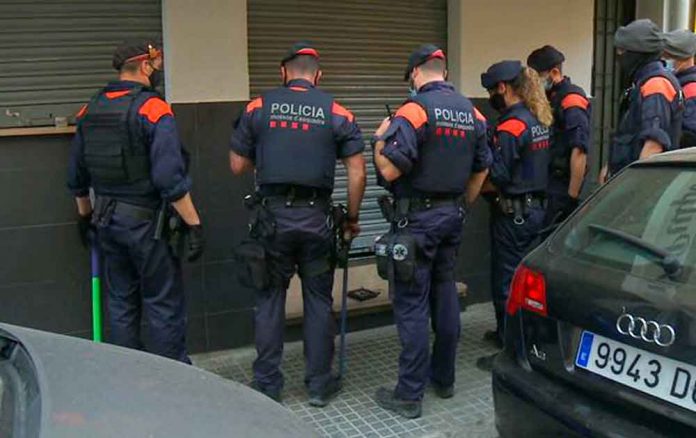 Els mossos escorcollen un bar de Gavà en una operació antidroga