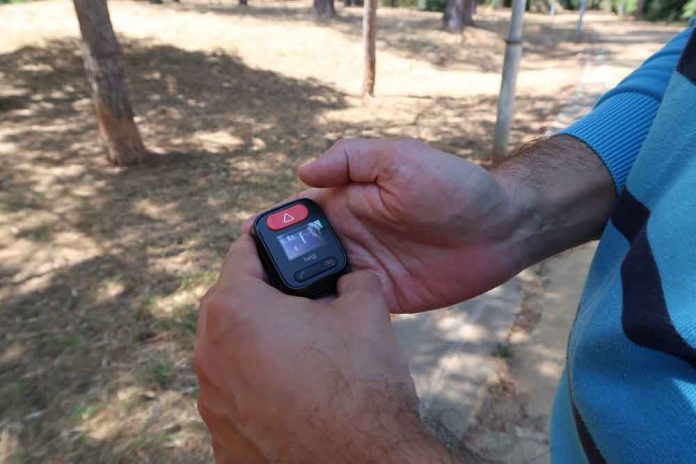 Aquest és el petit dispositiu. Només estrenyent un botó s'alerta la Policia Municipal