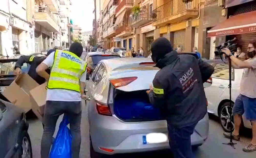 Els mossos escorcollen un bar de Gavà en una operació antidroga
