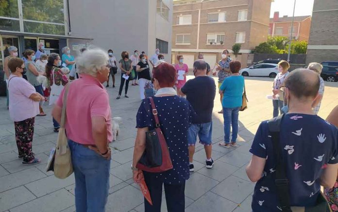 En el decurs de la concentració es va llegir un manifest en defensa de la sanitat pública