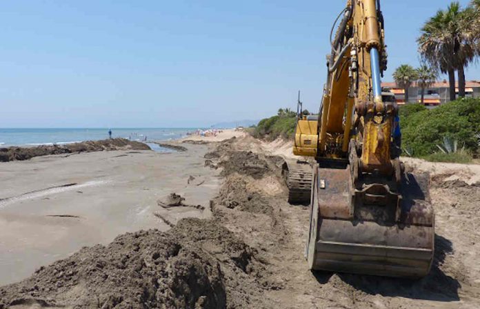 sorra platja 20721 Nova portació de sorra a la platja per combatre la regressió