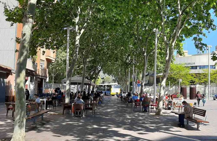 Permeses taules de fins a 10 persones dins dels locals