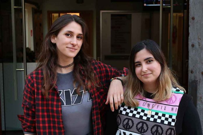 Patri Gorgas i Mia Velasco, integrants de la Comissió Feminista
