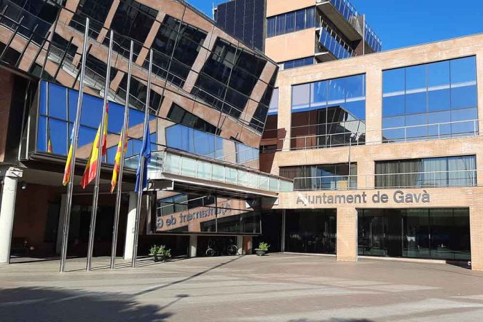 BANDERES-MIG-PAL-220222 Gavà, de dol pel naufragi del pesquer a Terranova