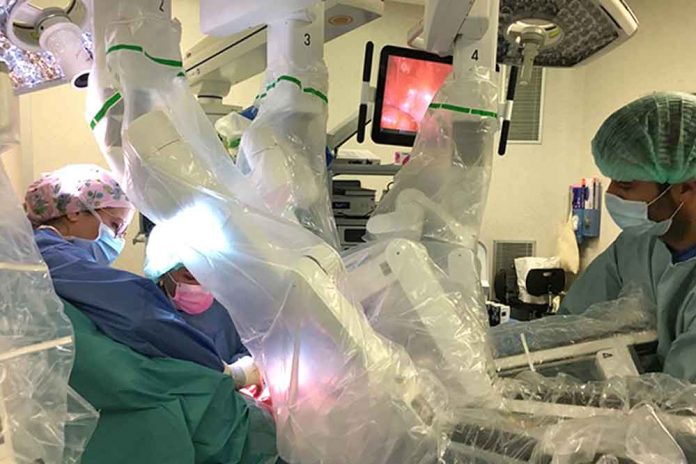 Bellvitge realiza la primera cirugía de reasignación de género robótica en Europa