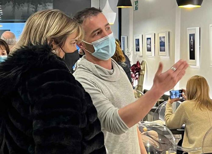 Jordi Cañizares explica a l'alcaldessa el contingut de l'exposició
