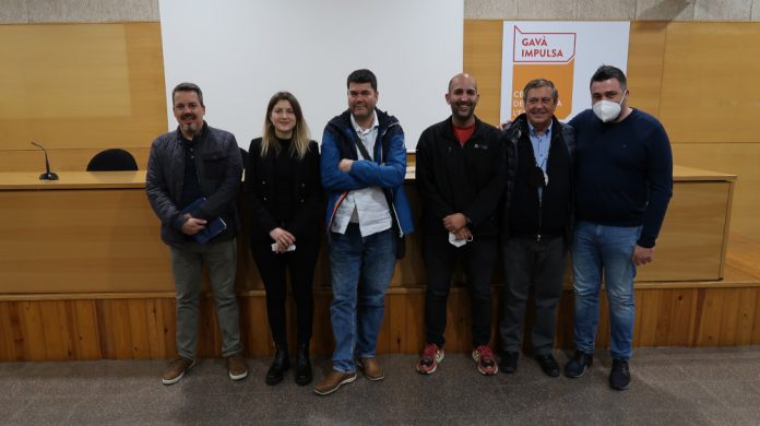 La nova junta de l'AEPEG, posant amb Jordi Tort AEPEG